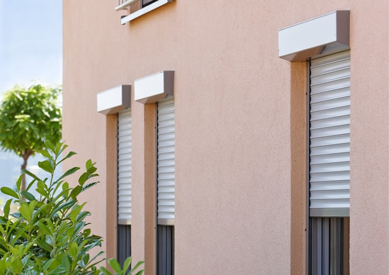 Front-mounted roller shutter